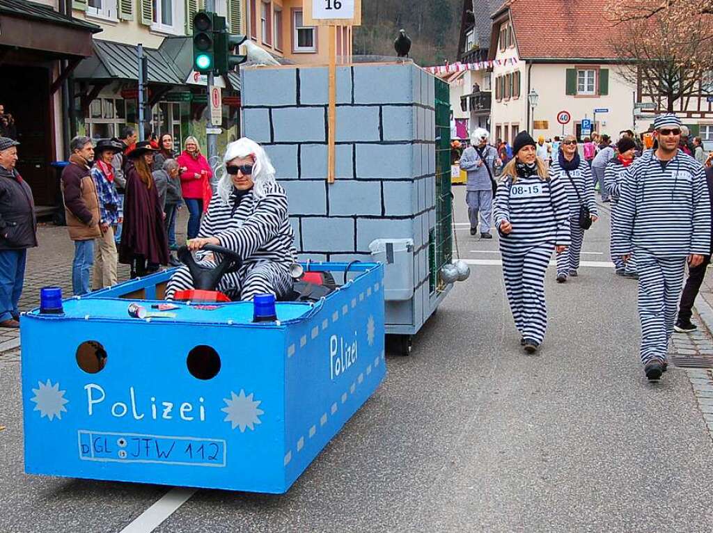 Die Jugendfeuerwehr als Polizei war mit dabei.