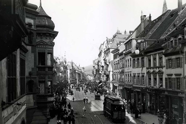 Der Fotograf Georg Rbcke fotografiert...reiben auf der damaligen Kaiserstrae.  | Foto: Georg Rpcke