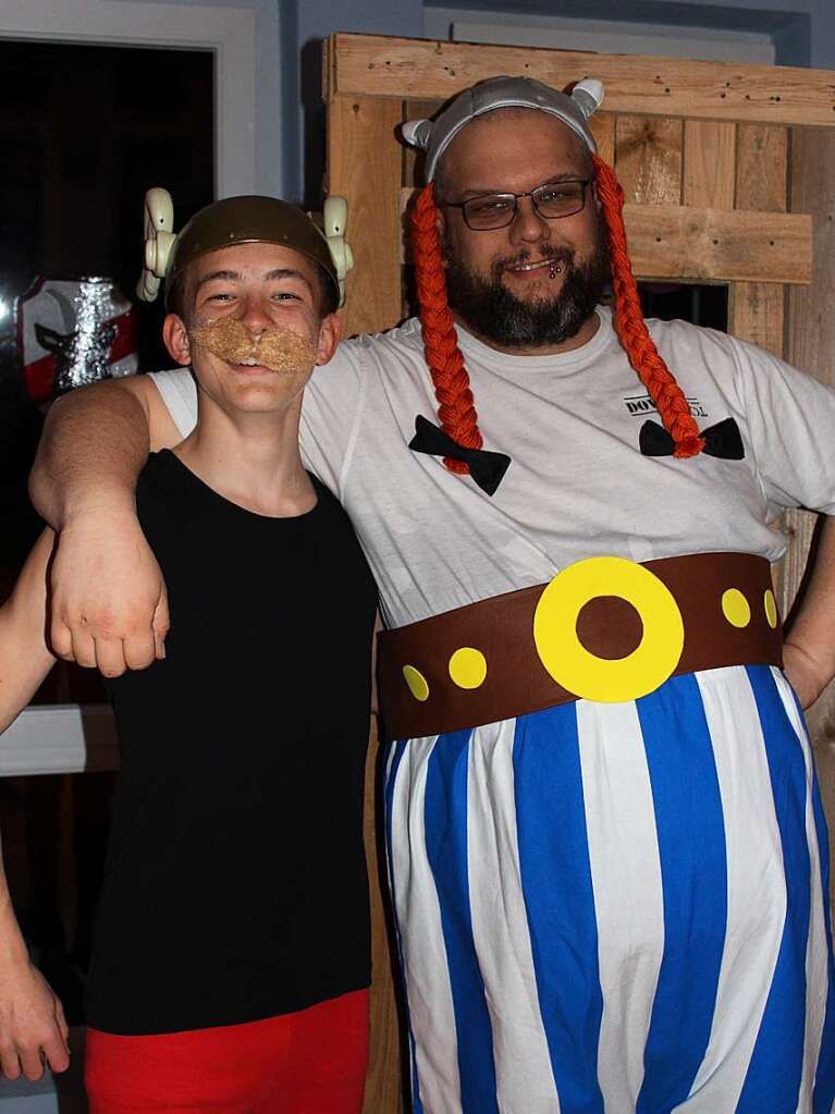 Asterix (Marius Hogg) und Obelix (Thomas Mann) bernahmen kurzfristig die Moderation beim nrrischen Abend in Mnchingen.