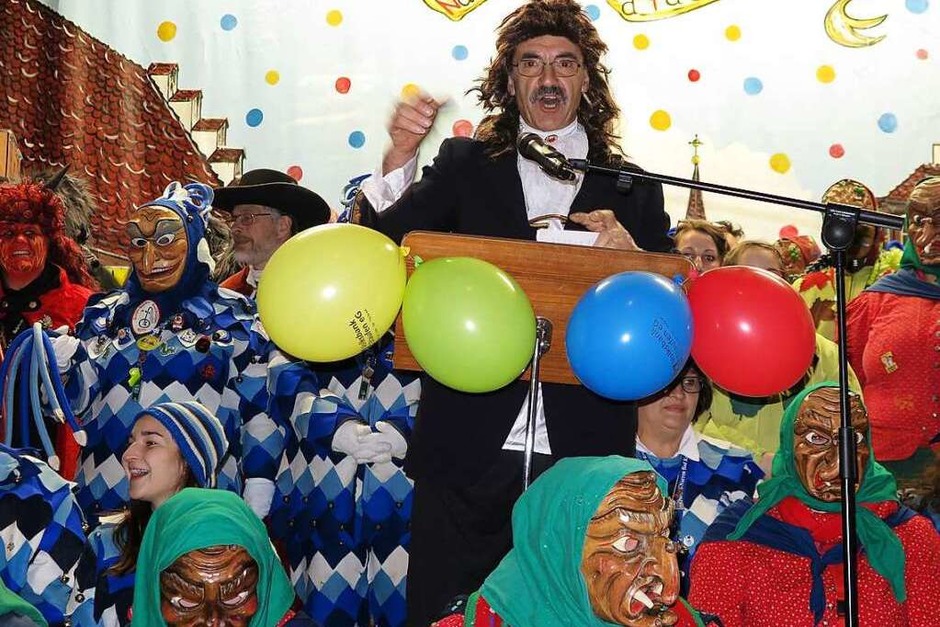 Das Albaneum platzte wieder aus allen Nähten als die traditionelle Bad Krozinger Pfarrfasnacht mit Beteiligung alle Narrenzünfte über die Bühne ging. Ein gewohnt vielfältiges Programm sorgte bei alten und jungen Narren für Heiterkeit. (Foto: Dorothee Philipp) Das Albaneum platzte wieder aus allen Nähten als die traditionelle Bad Krozinger Pfarrfasnacht mit Beteiligung alle Narrenzünfte über die Bühne ging. Ein gewohnt vielfältiges Programm sorgte bei alten und jungen Narren für Heiterkeit. (Foto: Dorothee Philipp)