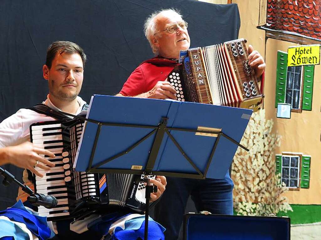 Das Albaneum platzte wieder aus allen Nhten als die traditionelle Bad Krozinger Pfarrfasnacht mit Beteiligung alle Narrenznfte ber die Bhne ging. Ein gewohnt vielfltiges Programm sorgte bei alten und jungen Narren fr Heiterkeit.