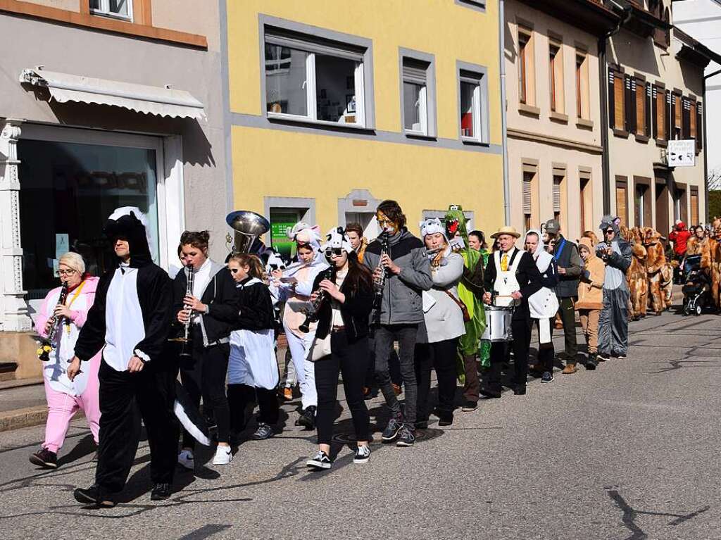 Vom Adler-Kreisel zog der Umzug ber den Schopfheimer Marktplatz zur Stadthalle