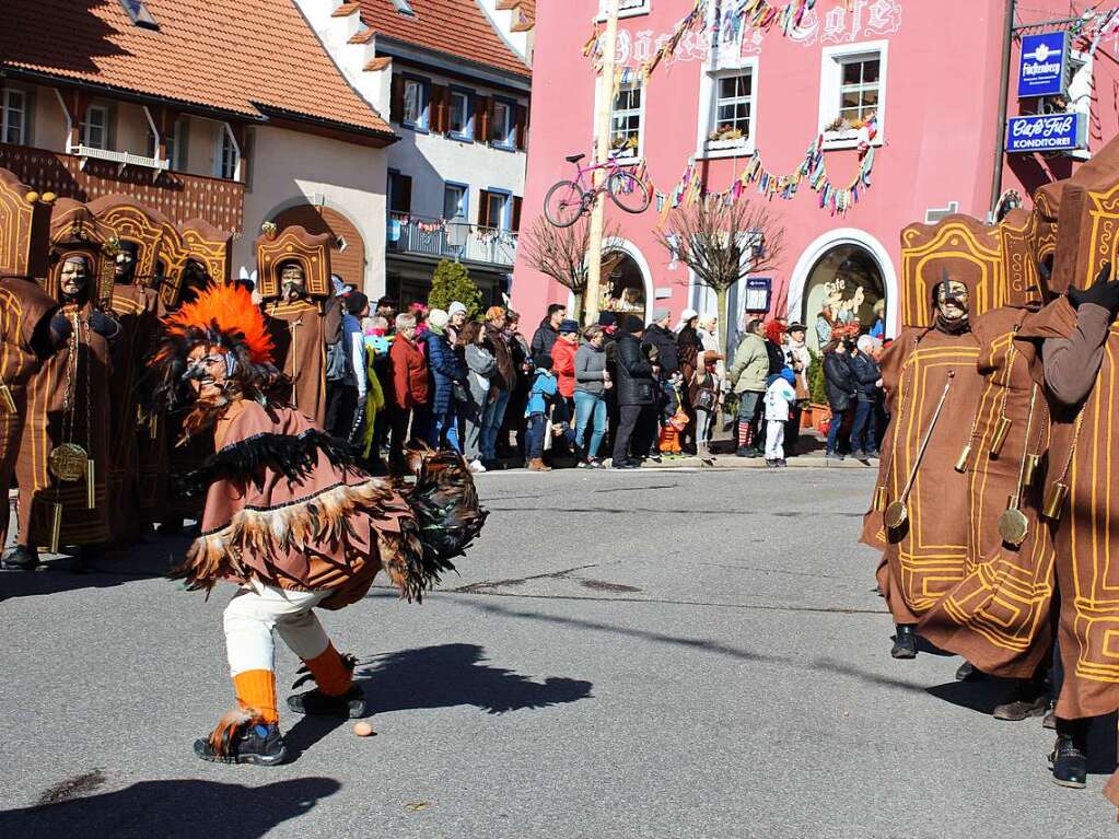 Au noch 1200 Johr, tick, tack, sin dHexenfrauen no uf zack: Als Uhren zogen die Hexenfrauen durch`s Stdtle und wurden fr ihre Idee begeistert beklatscht. Dieser Kuckuck wich von seiner eigentlichen Aufgabe ab und legte immer mal wieder ein Ei.