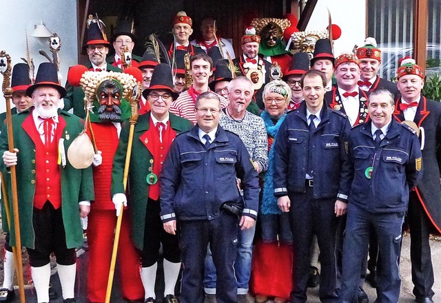 Gruppenbild mit nrrischen Geistern: C...ren die Elzacher Fasnet als Zivilist.   | Foto: Alban Breig