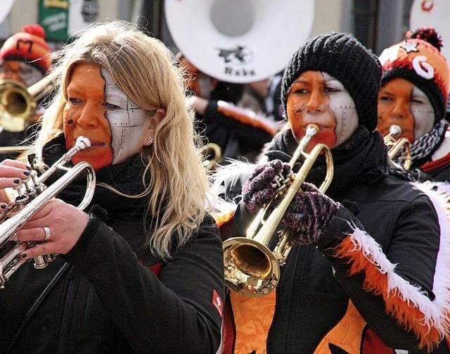 Stark an ihren Instrumenten waren beim Umzug die Oberwihler Hexxegugger.  | Foto: Peter Schtz