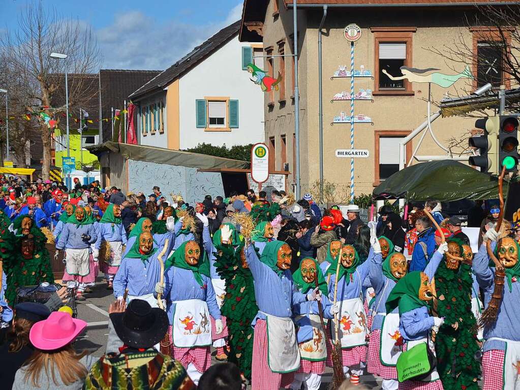 Umzug der Narrenzunft Oberhausen: Rheinwaldhexe und Flekuari fhrten den Umzug an.