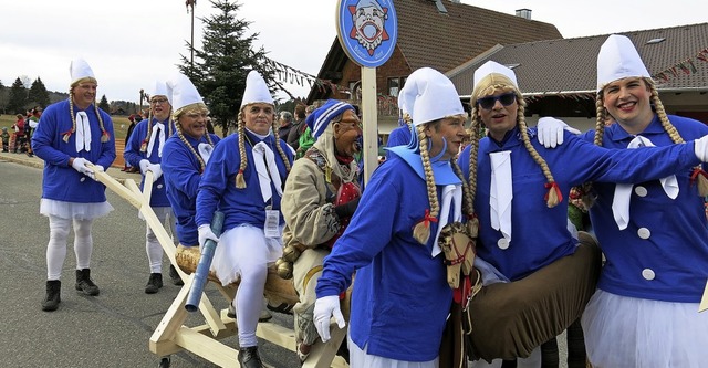 Jrgen Krisslers Fasnetgruppe aus Bonn...icht ertrumen &#8211;  ganz weiblich.  | Foto: Erhard Morath