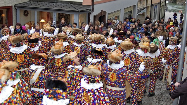 Im Rckwrtsgang: Beim Narrolaufen for... es dann  Wurst, Wecken und Orangen.    | Foto: Melanie Dramac