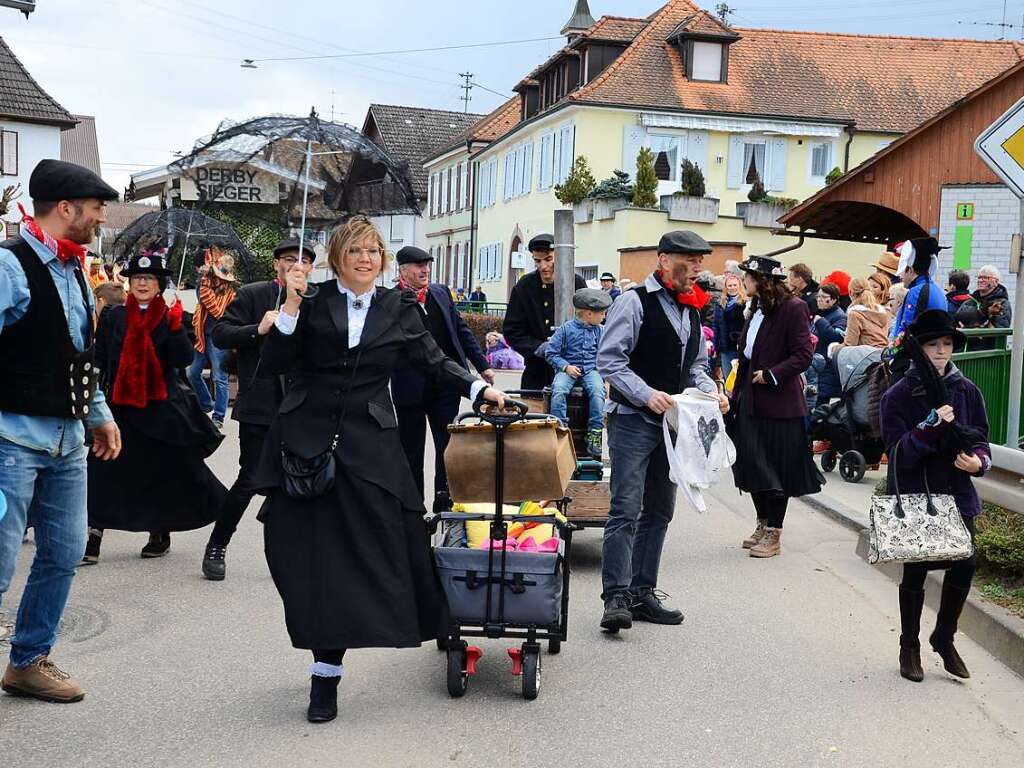 Umzug in Jechtingen: Die Mitglieder des Gitarren- und Mandolinenvereins kamen als Kaminfeger.