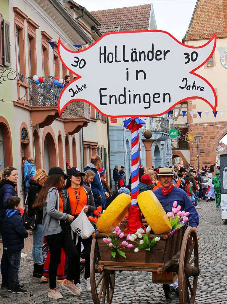 Umzug in Endingen: Einen Hauch von Holland mit Kse, Tulpen und Reisebus brachte das Schitzenscht an den Kaiserstuhl.