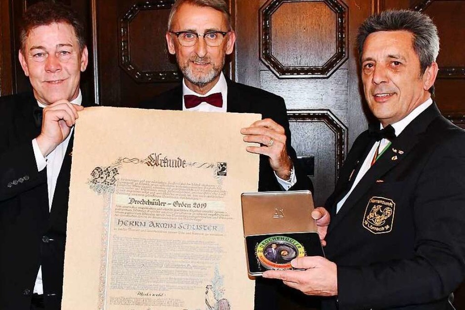 MdB Armin Schuster bekommt den Drochehüülerorden von Andreas Glattacker und Peter Quercher (Foto: Barbara Ruda) MdB Armin Schuster bekommt den Drochehüülerorden von Andreas Glattacker und Peter Quercher (Foto: Barbara Ruda)