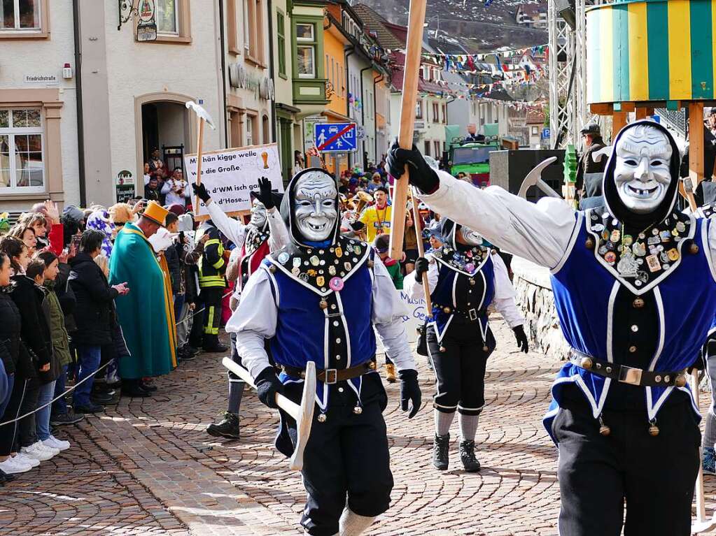 Hunderte Zuschauer erfreuten sich an den Umzugsnummern und dem Narrendorf auf dem Marktplatz.