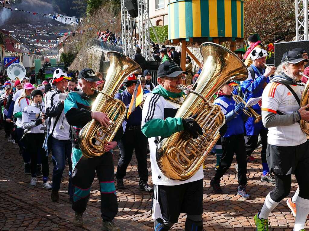 Hunderte Zuschauer erfreuten sich an den Umzugsnummern und dem Narrendorf auf dem Marktplatz.