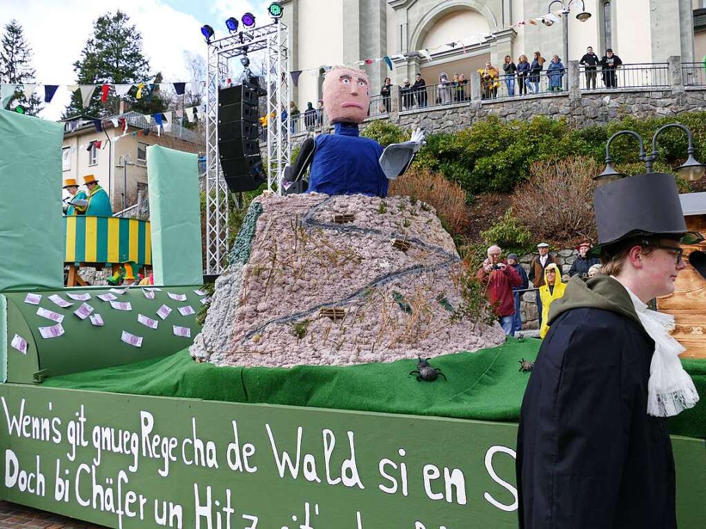 Hunderte Zuschauer erfreuten sich an den Umzugsnummern und dem Narrendorf auf dem Marktplatz.