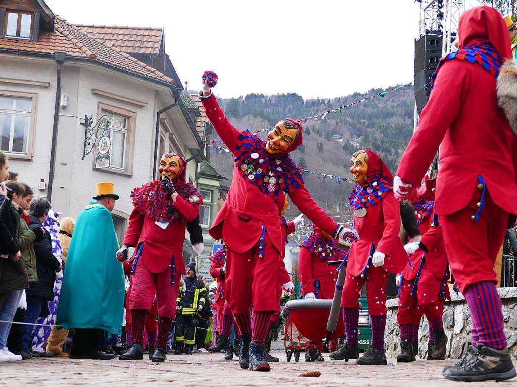 Hunderte Zuschauer erfreuten sich an den Umzugsnummern und dem Narrendorf auf dem Marktplatz.