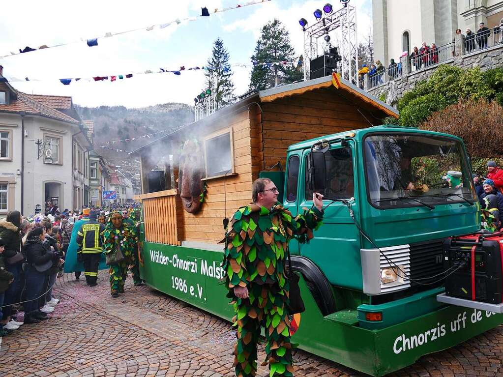 Hunderte Zuschauer erfreuten sich an den Umzugsnummern und dem Narrendorf auf dem Marktplatz.