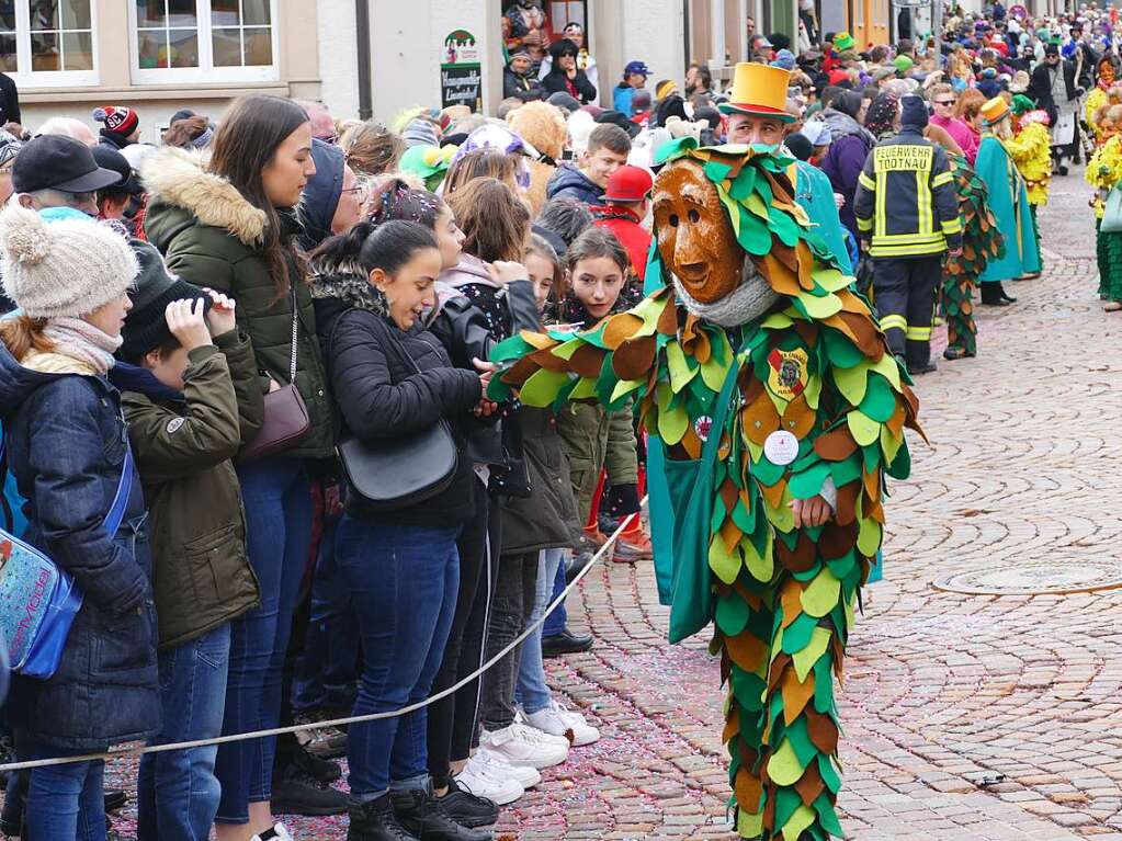 Hunderte Zuschauer erfreuten sich an den Umzugsnummern und dem Narrendorf auf dem Marktplatz.