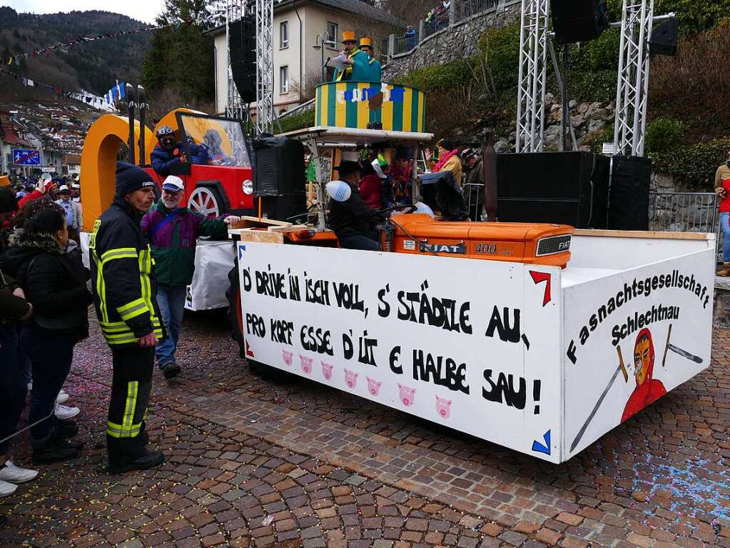 Hunderte Zuschauer erfreuten sich an den Umzugsnummern und dem Narrendorf auf dem Marktplatz.