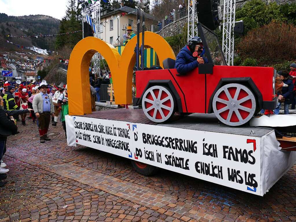 Hunderte Zuschauer erfreuten sich an den Umzugsnummern und dem Narrendorf auf dem Marktplatz.