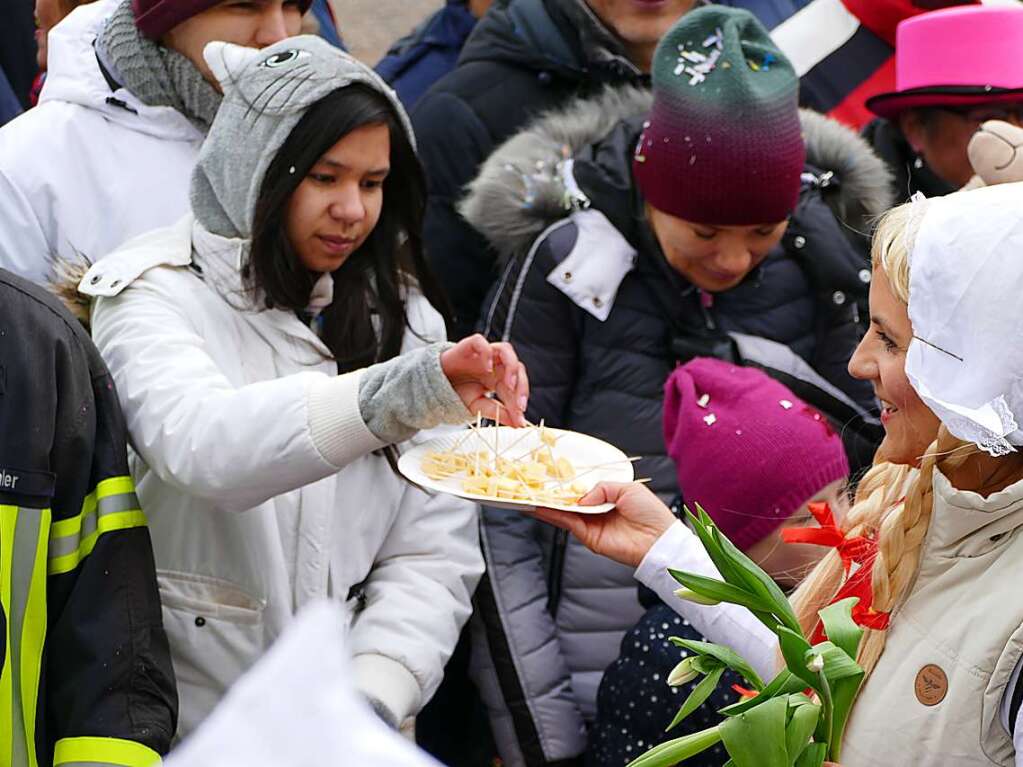 Hunderte Zuschauer erfreuten sich an den Umzugsnummern und dem Narrendorf auf dem Marktplatz.