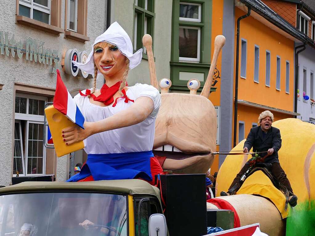 Hunderte Zuschauer erfreuten sich an den Umzugsnummern und dem Narrendorf auf dem Marktplatz.