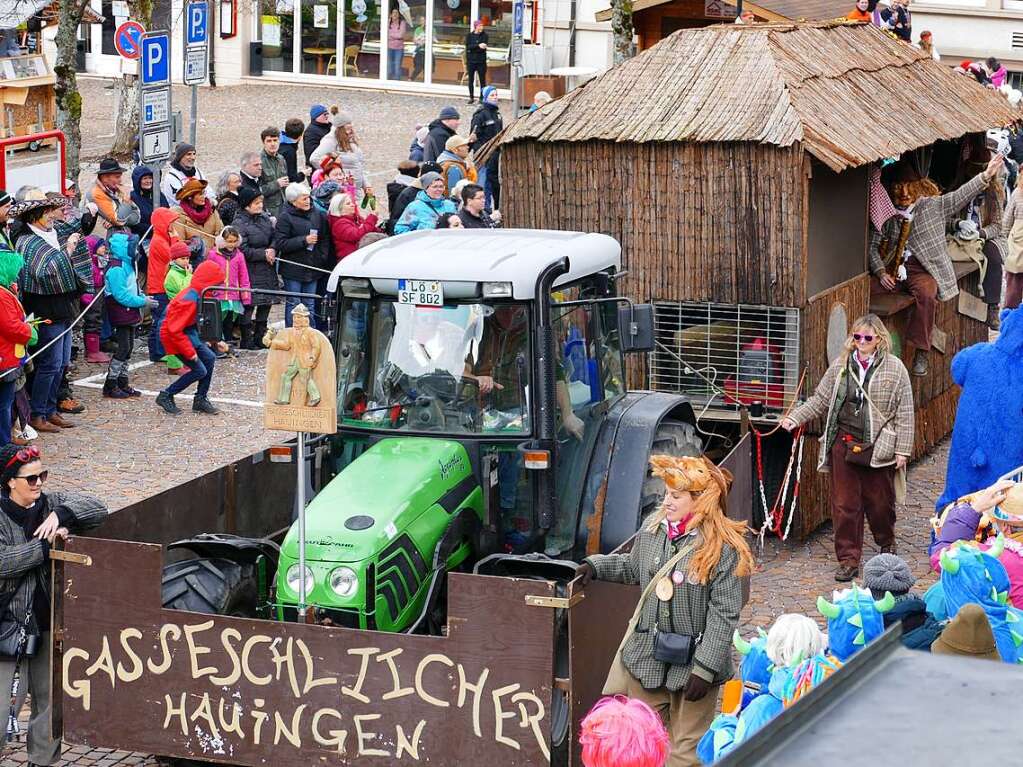 Hunderte Zuschauer erfreuten sich an den Umzugsnummern und dem Narrendorf auf dem Marktplatz.