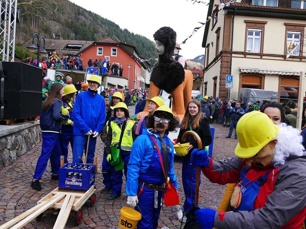 Hunderte Zuschauer erfreuten sich an den Umzugsnummern und dem Narrendorf auf dem Marktplatz.