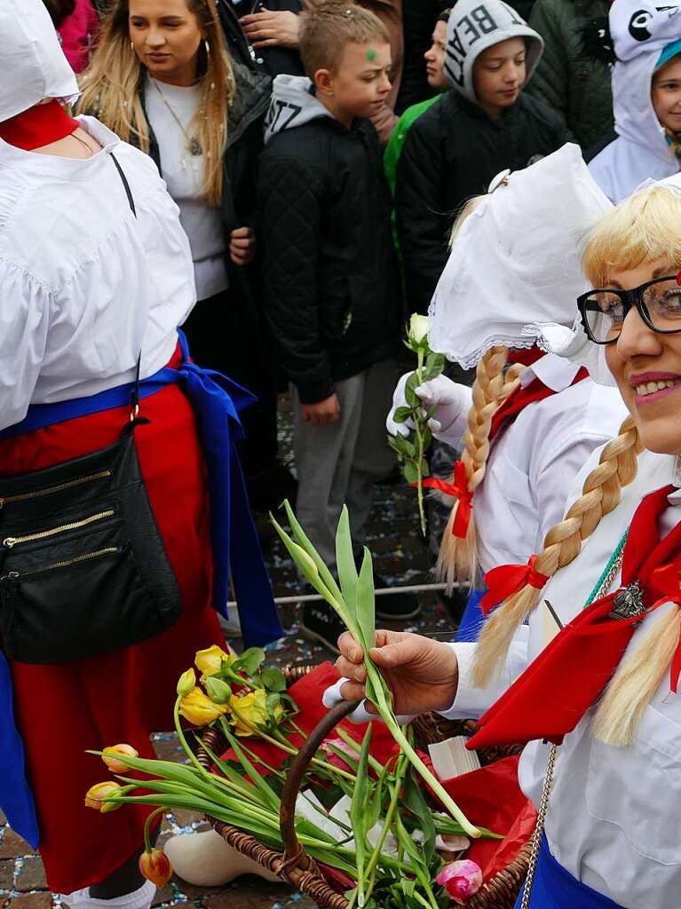 Hunderte Zuschauer erfreuten sich an den Umzugsnummern und dem Narrendorf auf dem Marktplatz.