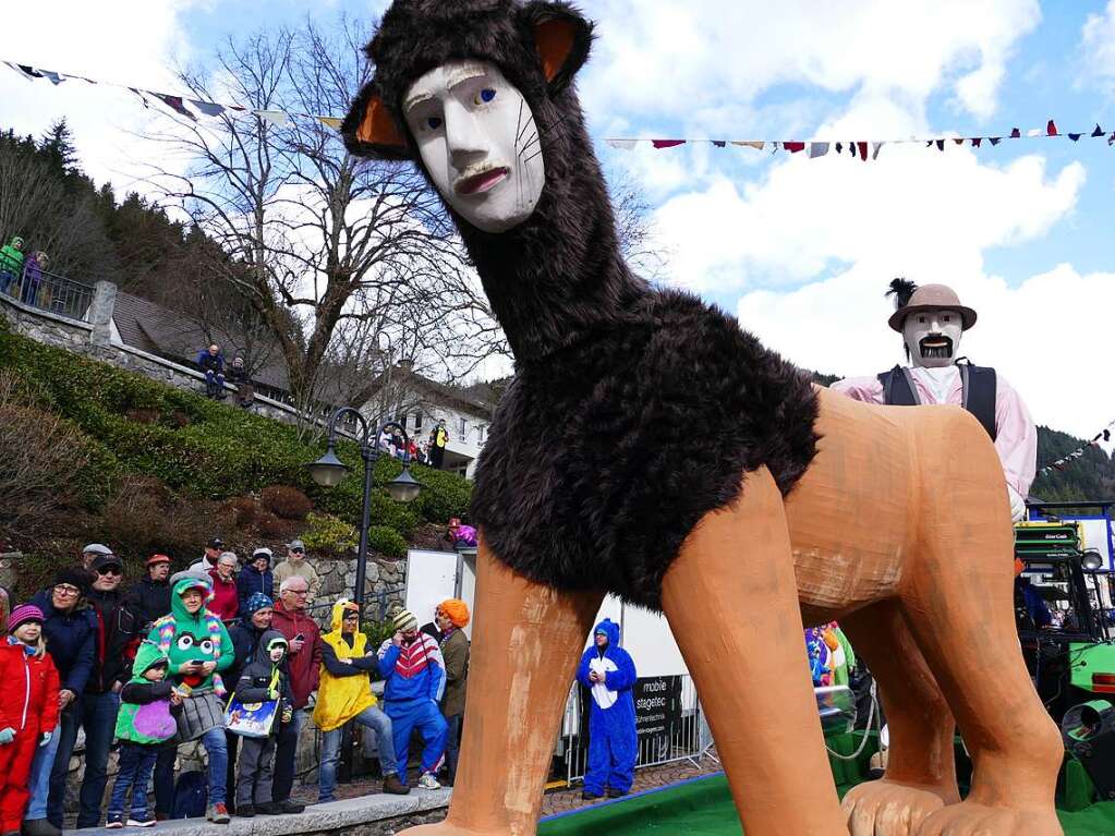 Hunderte Zuschauer erfreuten sich an den Umzugsnummern und dem Narrendorf auf dem Marktplatz.