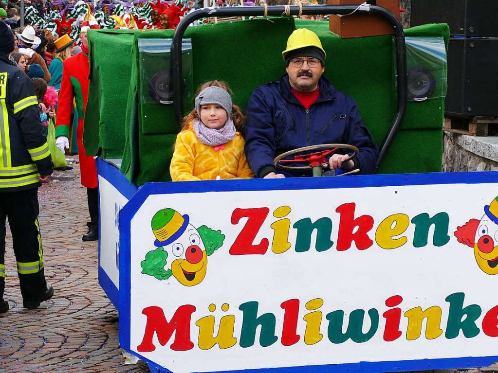 Hunderte Zuschauer erfreuten sich an den Umzugsnummern und dem Narrendorf auf dem Marktplatz.