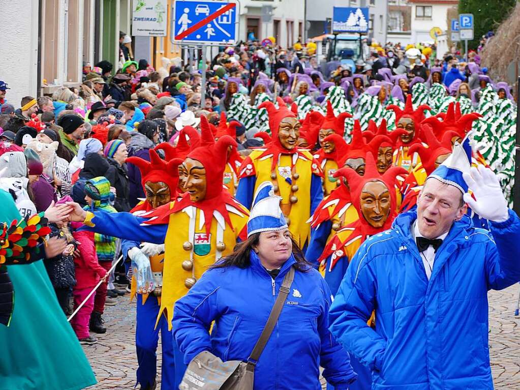 Hunderte Zuschauer erfreuten sich an den Umzugsnummern und dem Narrendorf auf dem Marktplatz.