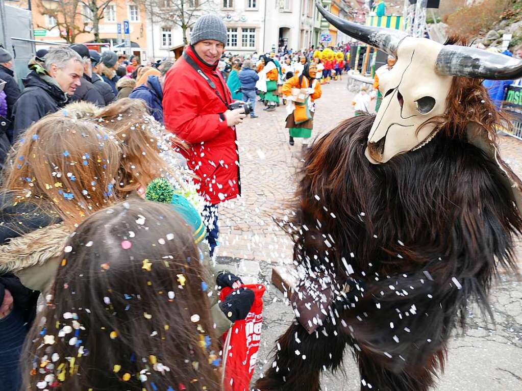 Hunderte Zuschauer erfreuten sich an den Umzugsnummern und dem Narrendorf auf dem Marktplatz.