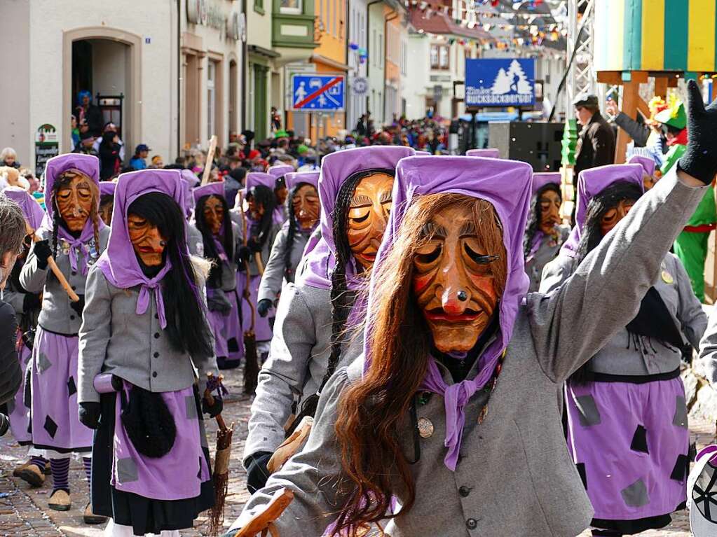 Hunderte Zuschauer erfreuten sich an den Umzugsnummern und dem Narrendorf auf dem Marktplatz.