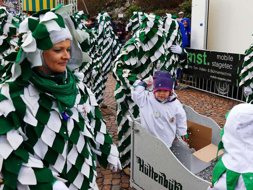 Hunderte Zuschauer erfreuten sich an den Umzugsnummern und dem Narrendorf auf dem Marktplatz.