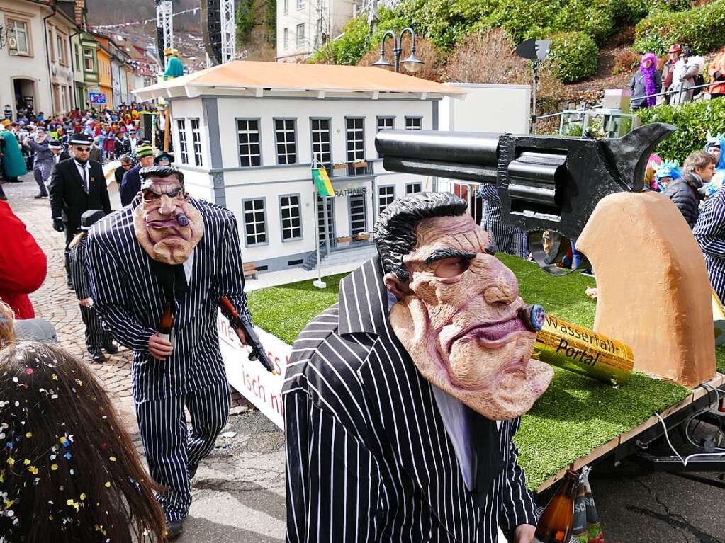 Hunderte Zuschauer erfreuten sich an den Umzugsnummern und dem Narrendorf auf dem Marktplatz.