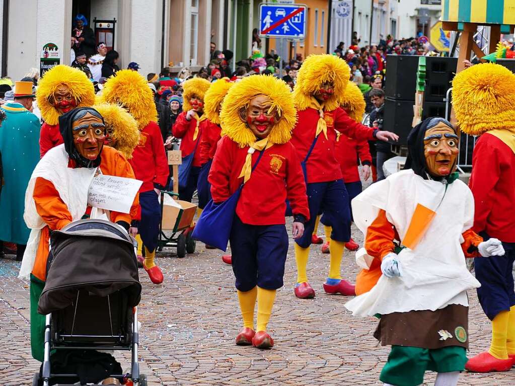 Hunderte Zuschauer erfreuten sich an den Umzugsnummern und dem Narrendorf auf dem Marktplatz.