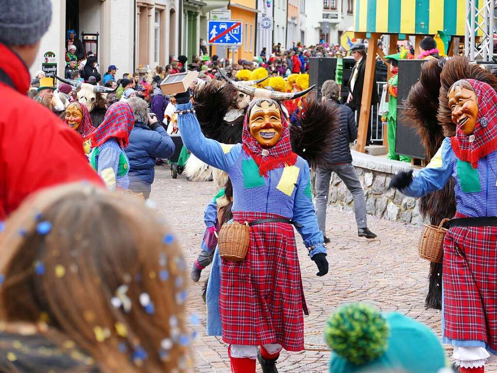 Hunderte Zuschauer erfreuten sich an den Umzugsnummern und dem Narrendorf auf dem Marktplatz.