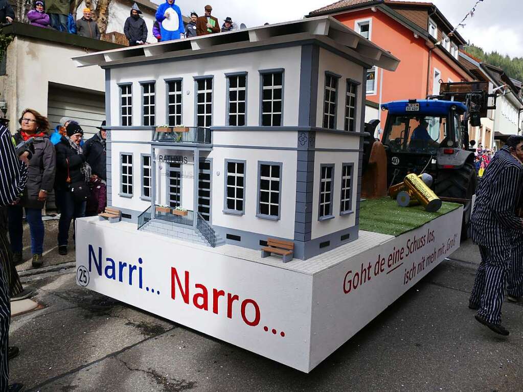 Hunderte Zuschauer erfreuten sich an den Umzugsnummern und dem Narrendorf auf dem Marktplatz.