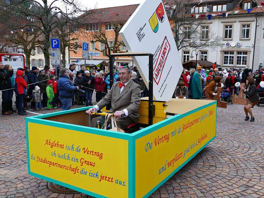 Hunderte Zuschauer erfreuten sich an den Umzugsnummern und dem Narrendorf auf dem Marktplatz.