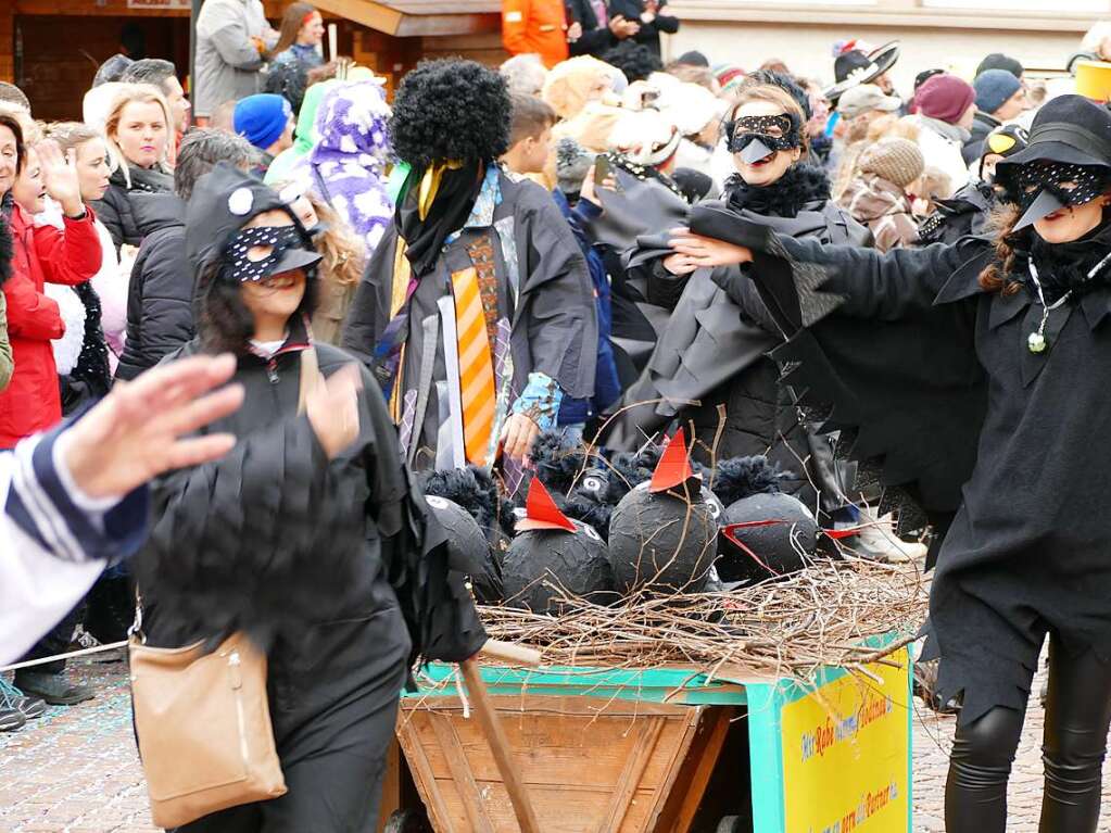 Hunderte Zuschauer erfreuten sich an den Umzugsnummern und dem Narrendorf auf dem Marktplatz.