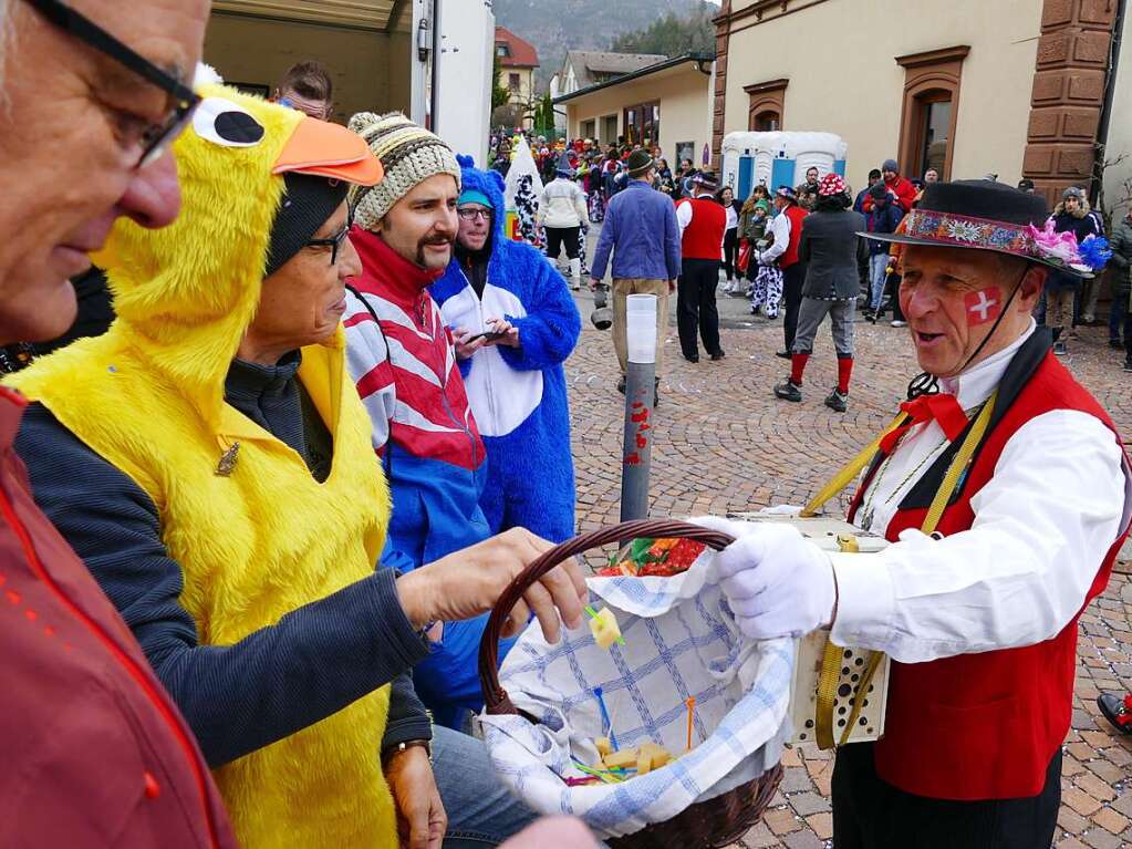 Hunderte Zuschauer erfreuten sich an den Umzugsnummern und dem Narrendorf auf dem Marktplatz.