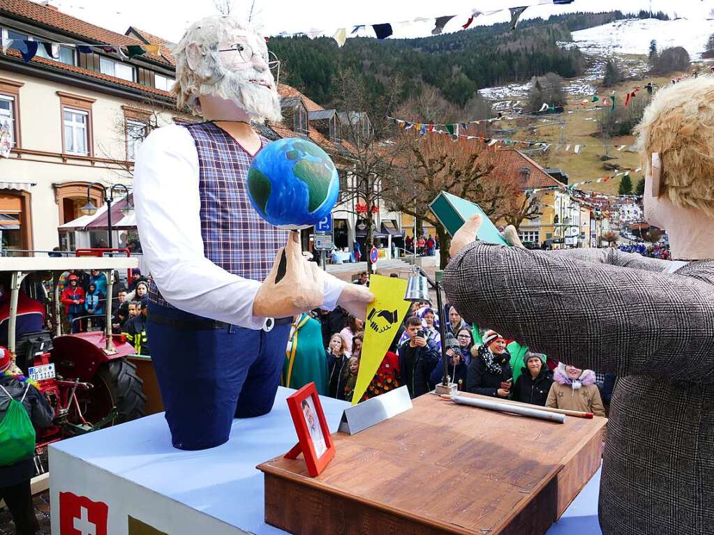 Hunderte Zuschauer erfreuten sich an den Umzugsnummern und dem Narrendorf auf dem Marktplatz.