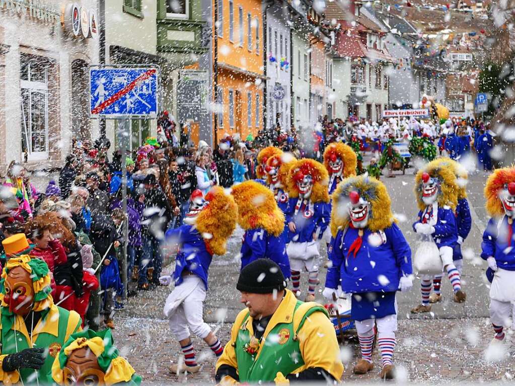 Hunderte Zuschauer erfreuten sich an den Umzugsnummern und dem Narrendorf auf dem Marktplatz.