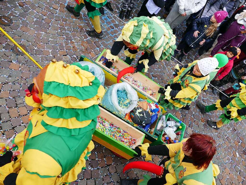 Hunderte Zuschauer erfreuten sich an den Umzugsnummern und dem Narrendorf auf dem Marktplatz.