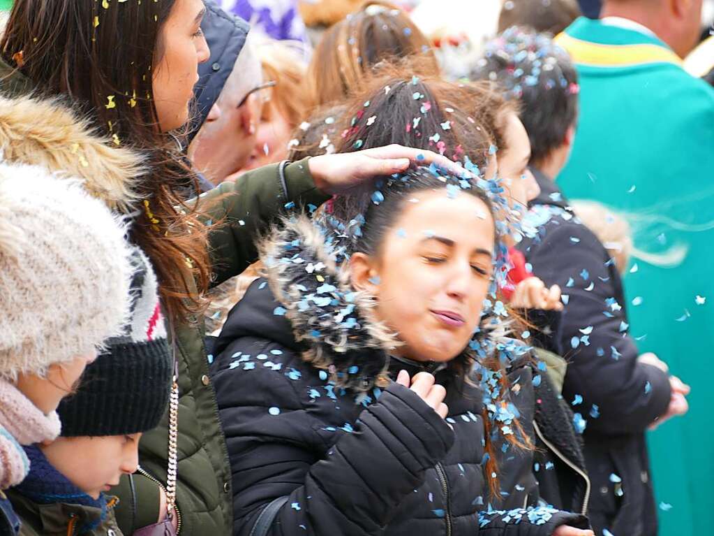 Hunderte Zuschauer erfreuten sich an den Umzugsnummern und dem Narrendorf auf dem Marktplatz.