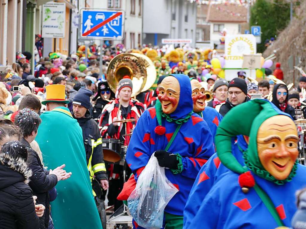 Hunderte Zuschauer erfreuten sich an den Umzugsnummern und dem Narrendorf auf dem Marktplatz.