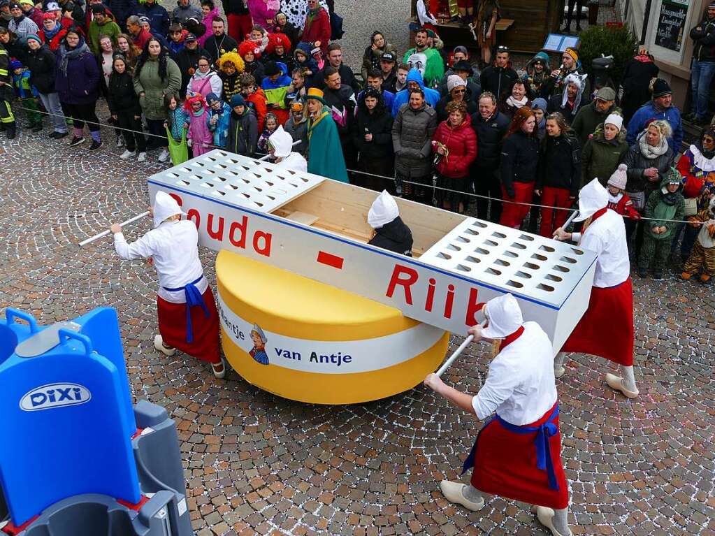 Hunderte Zuschauer erfreuten sich an den Umzugsnummern und dem Narrendorf auf dem Marktplatz.