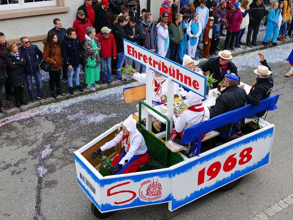 Hunderte Zuschauer erfreuten sich an den Umzugsnummern und dem Narrendorf auf dem Marktplatz.