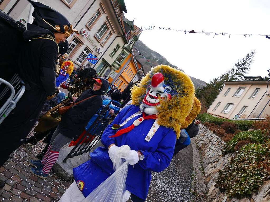 Hunderte Zuschauer erfreuten sich an den Umzugsnummern und dem Narrendorf auf dem Marktplatz.