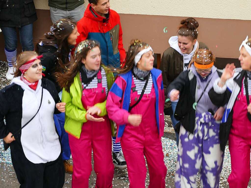 Hunderte Zuschauer erfreuten sich an den Umzugsnummern und dem Narrendorf auf dem Marktplatz.